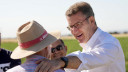 Feijóo con agricultores en Miajadas: Cáceres.