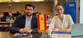 El secretario general de NNGG, Carlos Angrisano y Edelmira Ferri durante el XIII Congreso de YEEP