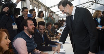 Mariano Rajoy recoge su acreditación del 18 Congreso del PP