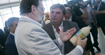 Mariano Rajoy probando la horchata Chufa de Valencia