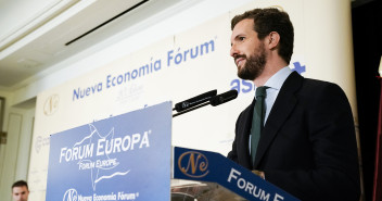 Pablo Casado, presenta al alcalde de Madrid, José Luis Martínez-Almeida, en el desayuno Informativo Nueva Economía Fórum