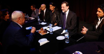 Mariano Rajoy durante su reunión con representantes del mundo del teatro