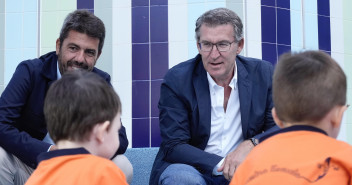 Alberto Núñez Feijóo visita una escuela infantil en Alicante.