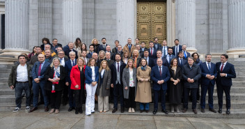 Cuca Gamarra, Miguel Tellado y diputados del GPP junto a ganaderos y consejeros del Partido Popular