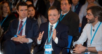 José Manuel Soria, Iñaki Oyarzabal y Juan Jesus Vivas en la Convención Nacional