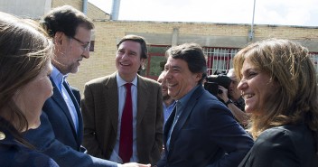 Mariano Rajoy con Ignacio González en el colegio electoral
