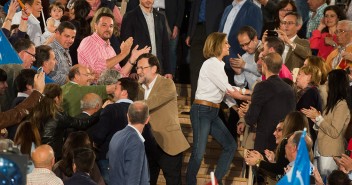 Mariano Rajoy y María Dolores de Cospedal saludan a los asistentes al acto celebrado en Toledo