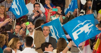 Mariano Rajoy se hace un selfie con los asistentes al acto en Toledo
