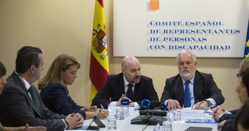 Miguel Arias Cañete visita la sede del Cermi