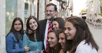 Mariano Rajoy se fotografía con jóvenes simpatizantes en Valladolid