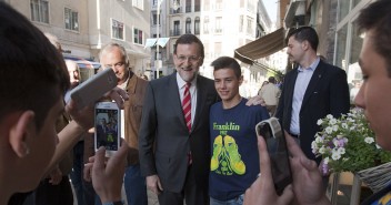 Mariano Rajoy se fotografía con un joven simpatizante en Valladolid
