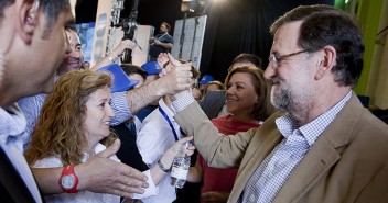 Mariano Rajoy y María Dolores de Cospedal saludan a los asistentes al acto