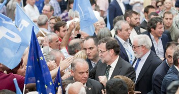 Mariano Rajoy y Miguel Arias Cañete saludan a los asistentes al acto de Valencia