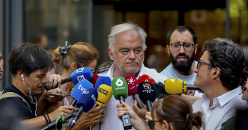 Esteban González Pons atiende a los medios de comunicación