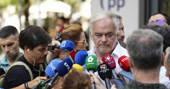 Esteban González Pons atiende a los medios de comunicación