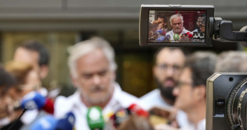 Esteban González Pons atiende a los medios de comunicación