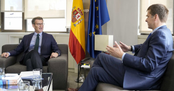 Alberto Núñez Feijóo se reúne con el embajador de Reino Unido, Hugh Elliott