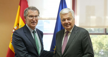 Feijóo junto al comisario Reynders