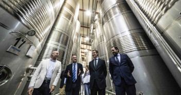 Alberto Núñez Feijóo en su visita a una cooperativa vinícola en Villarrobledo