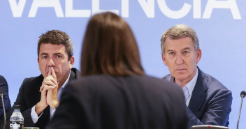 Feijóo durante una reunión con alcaldes y cargos del PP de Valencia