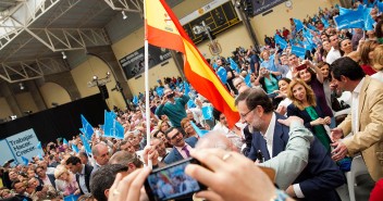 Mariano Rajoy saludando al público asistente