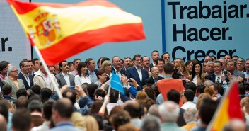 Mariano Rajoy junto al resto de candidatos al finalizar el acto