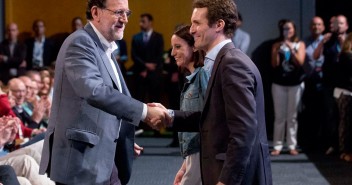 Mariano Rajoy saluda al Vicesecretario de Comunicación, Pablo Casado