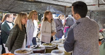 María Dolores de Cospedal visita el mercado de Mollerussa en Lleida