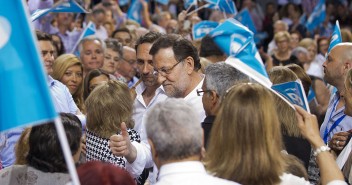 Mariano Rajoy saludando a una de las asistentes al acto