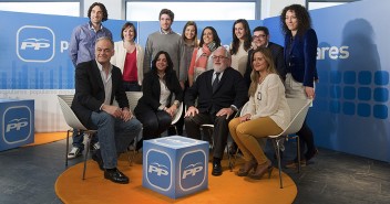 Esteban González Pons, Beatriz Jurado y Miguel Arias Cañete con varios candidatos de Nuevas Generaciones