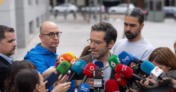 Borja Sémper atiende a los medios antes de presentar la querella contra el PSOE en la Audiencia Nacional