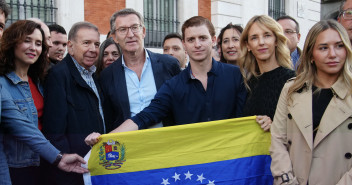 Alberto Núñez Feijóo participa en la manifestación en favor de Edmundo González