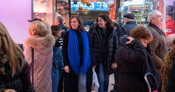 Carmen Fúnez visita el mercado de Santa María de la Cabeza en Madrid