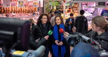 Carmen Fúnez visita el mercado de Santa María de la Cabeza en Madrid