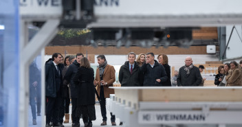 Feijóo en la visita a la empresa Medgon en Palencia