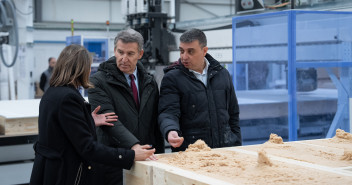 Feijóo en la visita a la empresa Medgon en Palencia