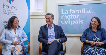 Feijoo en la visita a la sede de la Asociación de Familias Numerosas de Cataluña FANOC