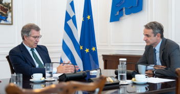 Feijóo se reúne con el primer ministro de Grecia y el presidente de Nueva Democracia, Kyriákos Mitsotakis y con el ministro de Migraciones y Asilo, Nikos Panagiotopoulos