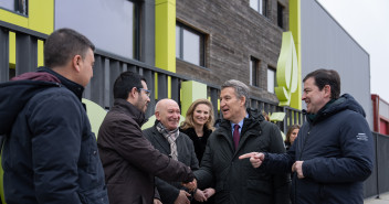 Feijóo en la visita a la empresa Medgon en Palencia