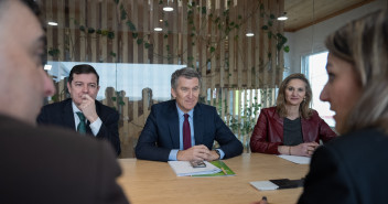 Feijóo en la visita a la empresa Medgon en Palencia