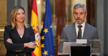 Juan Bravo y Alicia García, durante una rueda de prensa en el Senado