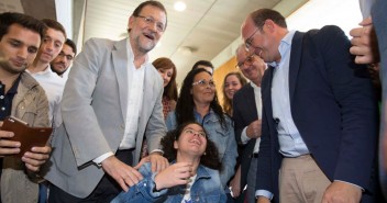 Mariano Rajoy junto a Carmen Gonzálvez López que votará por primera vez el 24M y Pedro Antonio Sánchez en Murcia