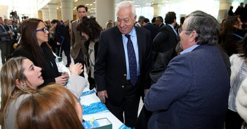 Margallo acreditándose en la Convención Nacional