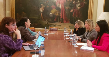 La portavoz del Grupo Parlamentario Popular en el Senado, Alicia García, durante la reunión mantenida hoy en el Senado con representantes de la Fundación CERMI 