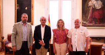 Alicia García, con representantes de la Plataforma del Tercer Sector