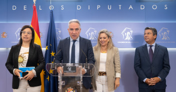 Bendodo durante la rueda de prensa en el Congreso