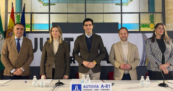 Alicia García reforzando que el PP cumple su compromiso con Córdoba, Granada, Jaén y Badajoz.