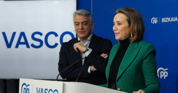 La secretaria general del PP, Cuca Gamarra, junto a Javier de Andrés, presidente del PP Vasco