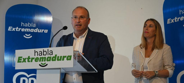 Miguel Tellado, ofrece una rueda de prensa junto a la presidenta del PP extremeño, María Guardiola
