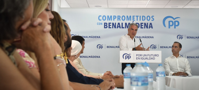 Elías Bendodo, en su reunión con diputados y senadores en Benalmádena